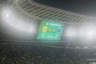 传奇！拜仁球迷打出巨型TIFO，向“足球皇帝”贝肯鲍尔致敬